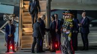 Presiden AS Joe Biden (tengah) tiba di terminal VVIP I Bandara I Gusti Ngurah Rai Bali, Minggu (13/11/2022) untuk mengikuti KTT G20 pada 15-16 November, disambut Menparekraf Sandiaga Uno. (ANTARA FOTO/Media Center G20 Indonesia/Galih Pradipta/nym).