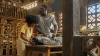 Gambar yang dirilis oleh Universal Pictures ini menunjukkan Leah Jeffries (kiri), Idris Elba (tengah), dan Iyana Halley dalam adegan dari film "Beast." Film ini menceritakan tentang dokter bernama Nate Samuels dan dua putrinya yang masih remaja saat mengunjungi cagar alam di Afrika Selatan. (Lauren Mulligan/Universal Pictures via AP)
