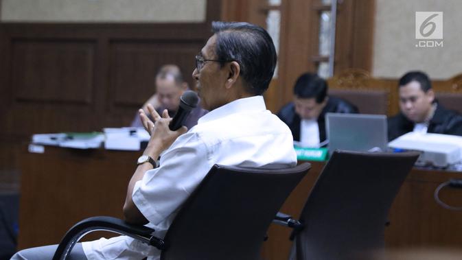 Mantan Wapres, Boediono menjawab pertanyaan saat menjadi saksi pada sidang lanjutan dugaan korupsi penerbitan SKL BLBI dengan terdakwa, Syafruddin Arsyad Temenggung di Pengadilan Tipikor, Jakarta, Kamis (19/7). (Liputan6.com/Helmi Fithriansyah)