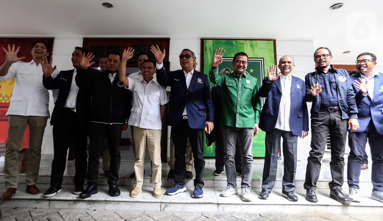 Ketua Harian DPP Partai Gerindra Sufmi Dasco Ahmad (keempat kiri) bersama Wakil Ketua Umum Partai Nasdem Ahmad Ali (tengah) dan rombongan usai melakukan pertemuan di Sekretariat Bersama Gerindra-PKB, Jakarta, Kamis (26/1/2023). Pertemuan petinggi Gerindra-PKB-Nasdem tersebut untuk bersilahturahmi antarpartai politik jelang Pemilu 2024 sekaligus membahas koalisi perubahan Indonesia Raya yang diharapkan memberi dampak positif agar persatuan dapat terjaga. (Liputan6.com/Johan Tallo)