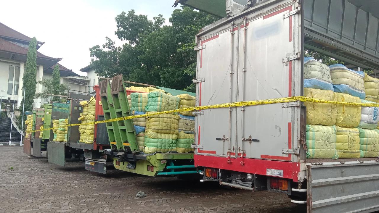 TPPU dan Bisnis Ilegal Pakaian Bekas Impor Rp669 Miliar di Bali Terbongkar, 7 Bus dan Ratusan Bal Disita Polisi