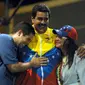 Presiden Venezuela Nicolas Maduro (tengah) bersama anaknya Nicolasito (kiri) dan istrinya (kanan) di sebuah acara di Caracas (AFP/Juan Barreto)