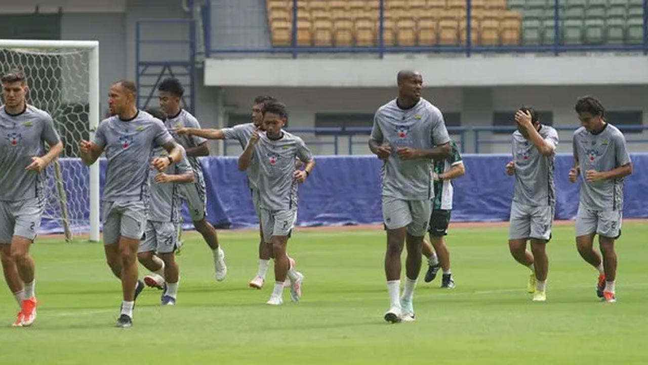 Jelang Laga Lawan Persija, Ribuan Bobotoh Padati Sesi Latihan Persib di GBLA untuk Beri Dukungan