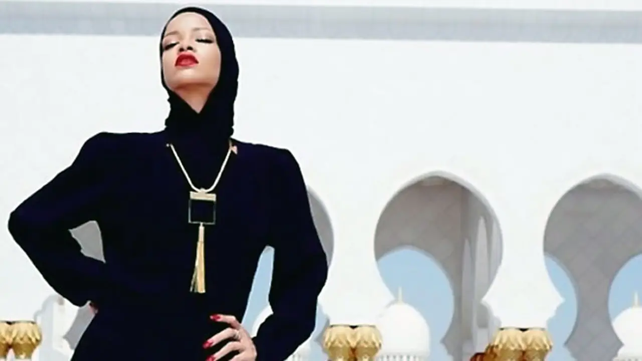 rihanna-131021b.jpg