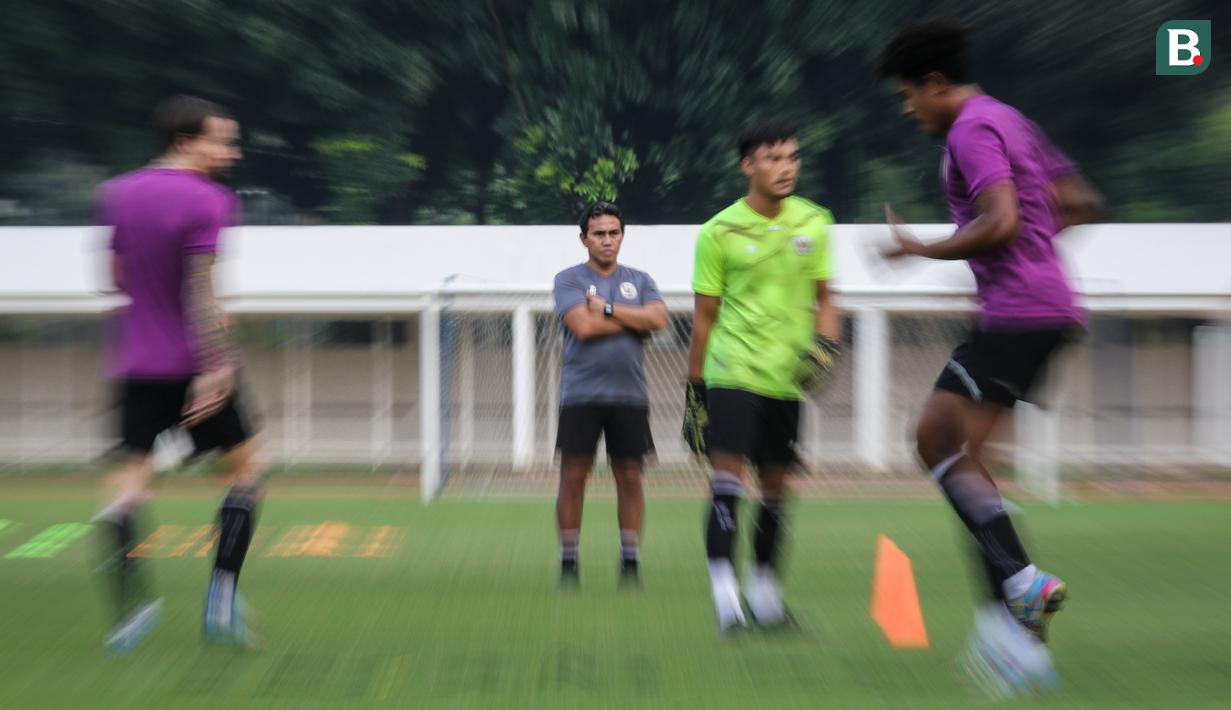 Pelatih kepala Timnas Indonesia U-23, Bima Sakti memimpin langsung latihan untuk persiapan SEA Games 2021 di Stadion Madya, Senayan, Jakarta, Selasa (12/04/2022) sore WIB. Skuat Garuda Muda rencananya akan berlaga di Hanoi pada 6-22 Mei 2022. (Bola.com/Bagaskara Lazuardi)