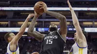 Pemain Sacramento Kings, DeMarcus Cousins mencoba keluar dari kawalan pemain Golden State Warriors pada laga NBA di Golden 1 Center, Sacramento, (8/1/2017). Warriors menang 117-106. (AP/Rich Pedroncelli)