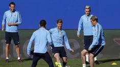 Fernando Torres (kanan) bersama penggawa Atletico Madrid melakukan latihan 'kucing-kucingan' jelang derby Madrid (REUTERS/Juan Medina)