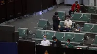 Orang-orang duduk di area tertutup sementara untuk kerabat korban pesawat China Eastern penerbangan MU5735 yang jatuh, di Bandara Internasional Baiyun, Guangzhou, Senin (21/3/2022). Ada 132 orang di dalam penerbangan tersebut, terdiri dari 123 penumpang dan sembilan awak kabin (Chinatopix Via AP)