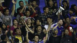 Tak hanya bernyanyi dan meneriakkan yel-yel, Hanna Ramadini (kiri), Gregoria Mariska, dan Tiara Rosalia Nuraidah, juga berfoto dengan para suporter saat mendukung rekannya melawan tim putri DKI Jakarta, Jumat (23/9/2016). (Bola.com/Arief Bagus)