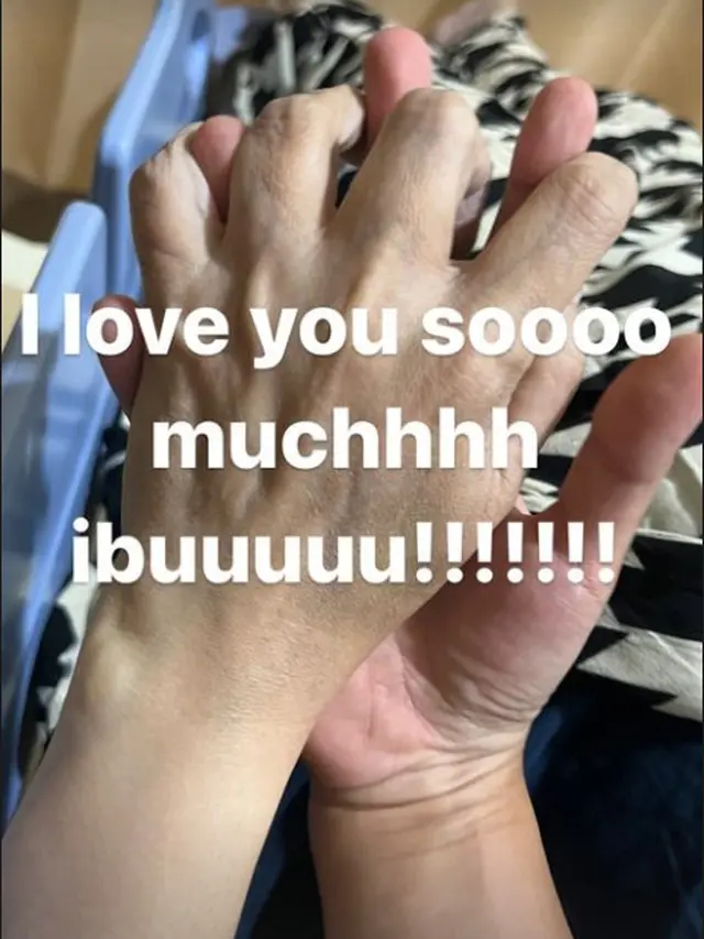 6 Potret Bella dan Chiki Fawzi Dampingi Marissa Haque di Momen Terakhirnya