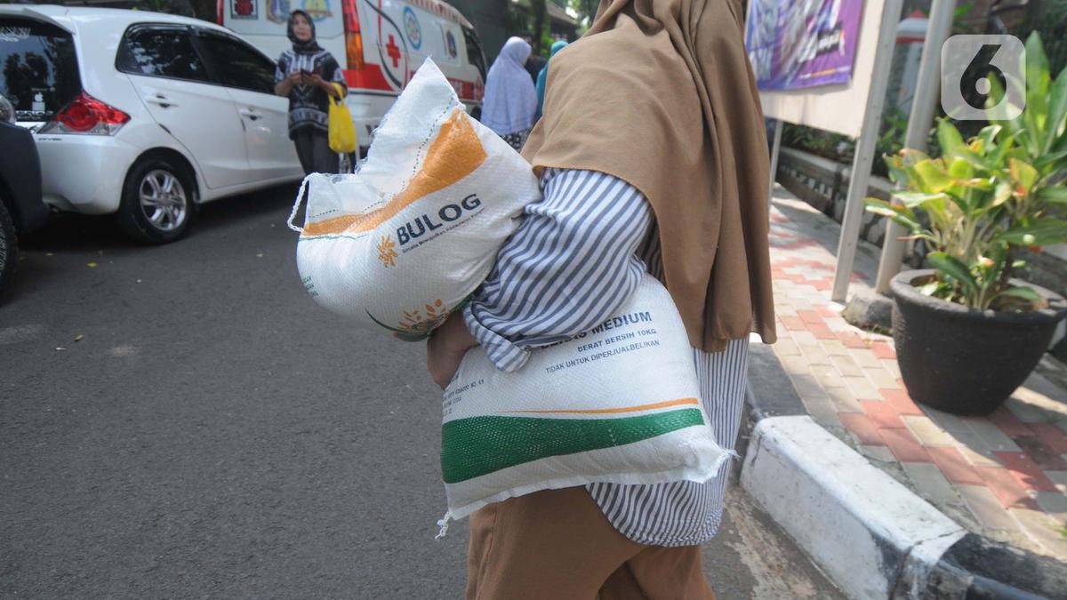 Penyaluran Bantuan Beras Bulog 10 Kilogram di Jakarta