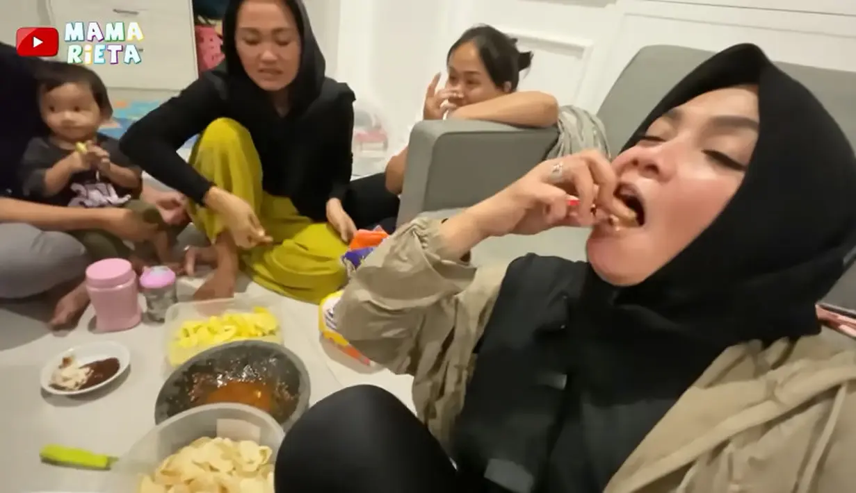 Meski dikenal pengusaha tajir mlintir mertua Raffi Ahmad itu tak gengsi makan lesehan bareng asisten rumah tangga (ART)  di rumah Raffi dan Nagita. Momen tersebut dibagikan melalui kanal Youtube-nya belum lama ini. [Youtube/Mama Rieta]