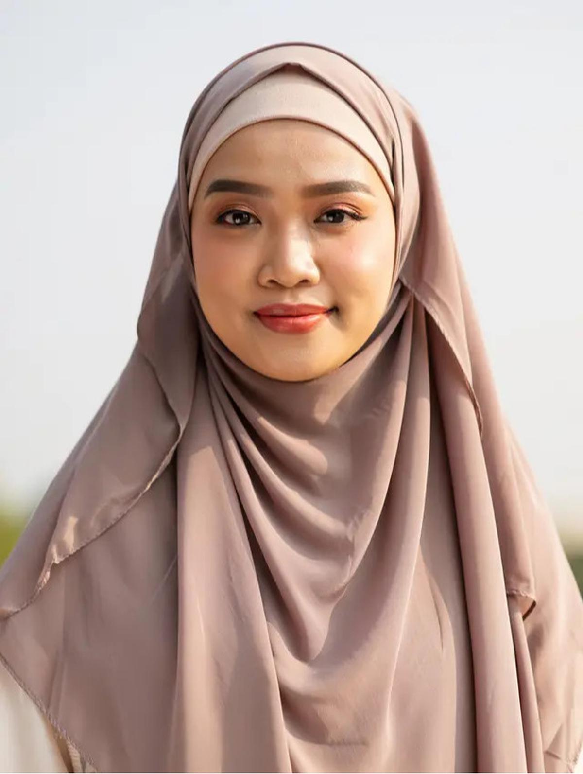 7 Model Hijab Layer Simpel Biar Penampilan Enggak Terlihat Tua