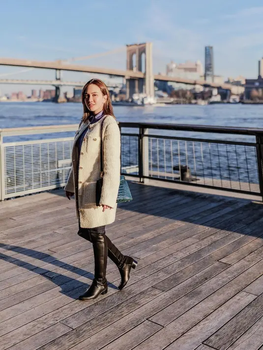 Lewat unggahan Instagramnya, ia terlihat banyak mengandalkan tweed blazer untuk tetap hangat dan terlihat stylish. Padu padan outfitnya dengan tweed blazer bisa jadi inspirasi.  [@shandyaulia]