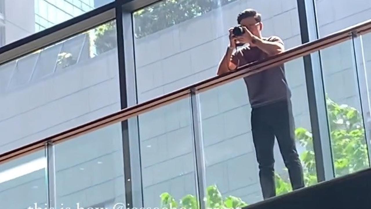 Jesse terlihat naik satu lantai lebih tinggi dari panggung Maudy agar tampilan seluruh panggung dapat diambil. Momen ini sempat diabadikan oleh salah satu netizen yang berada di lokasi yang sama.