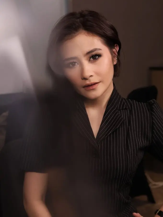 Potret Prilly Latuconsina Tunjukkan Sisi Lebih Bold Dipulas Smokey Eye Makeup Look