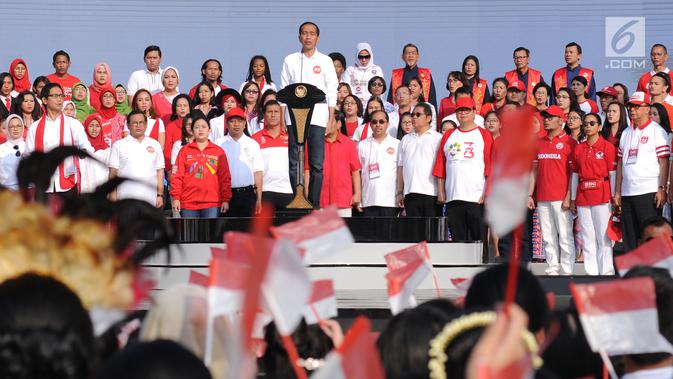 Presiden RI, Joko Widodo (tengah) bersama peserta Harmoni Indonesia 2018 menyanyikan lagu Indonesia Raya di Kompleks Gelora Bung Karno, Jakarta, Minggu (5/8). Harmoni Indonesia adalah bernyanyi bersama lagu kebangsaan. (Liputan6.com/Helmi Fithriansyah)