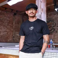 Kembali bermain dalam satu film, Rio Dewanto dan Chicco Jerikho meningkatkan chemistrynya. Berbagai cara mereka lakukan, termasuk menginap di rumah Chicco yang dilakukan oleh Rio. (Adrian Putra/Bintang.com)