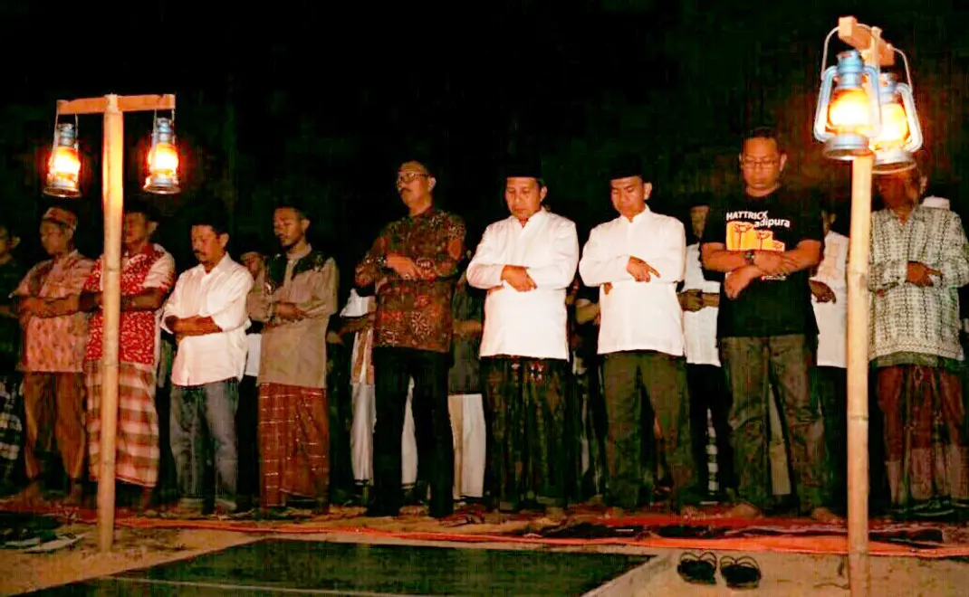 Gerakan Salat Subuh Berjemaah Makassar (GSSBM) tak hanya di masjid dan bibir anjungan Pantai Losari, tapi juga di dekat mercusuar kuno. (Liputan6.com/Ahmad Yusran)