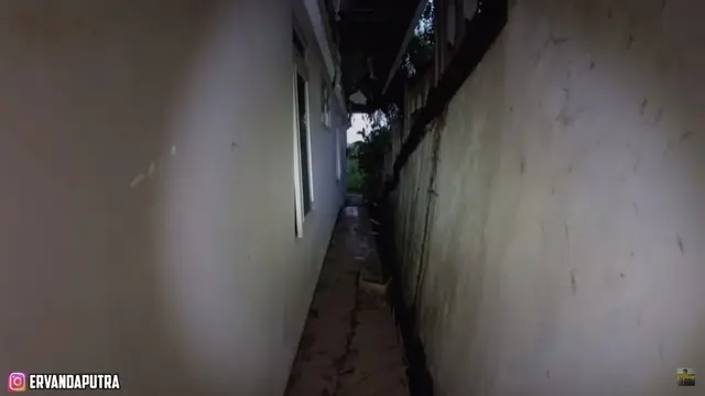 Suasana rumah mendiang Suzzanna di Semarang, Jawa Tengah. (Foto: YouTube/Papi Story Ervanda Putra)