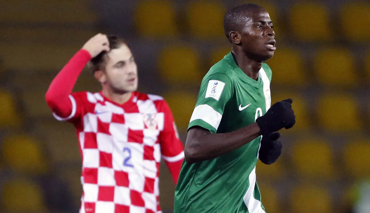 Victor Osimhen yang kini tengah menjalani musim keempat bersama Napoli hingga kini tercatat sebagai pemuncak top skor Piala Dunia U-17 sepanjang masa dengan torehan 10 gol. Bersama Timnas Nigeria U-17, catatan gol tersebut ia bukukan saat ajang Piala Dunia U-17 2015 di Cile. Nigeria juga tampil sebagai juara pada ajang Piala Dunia U-17 2015 setelah mengalahkan Mali 2-0 di laga final. (AFP/Photosport/Andres Pina)