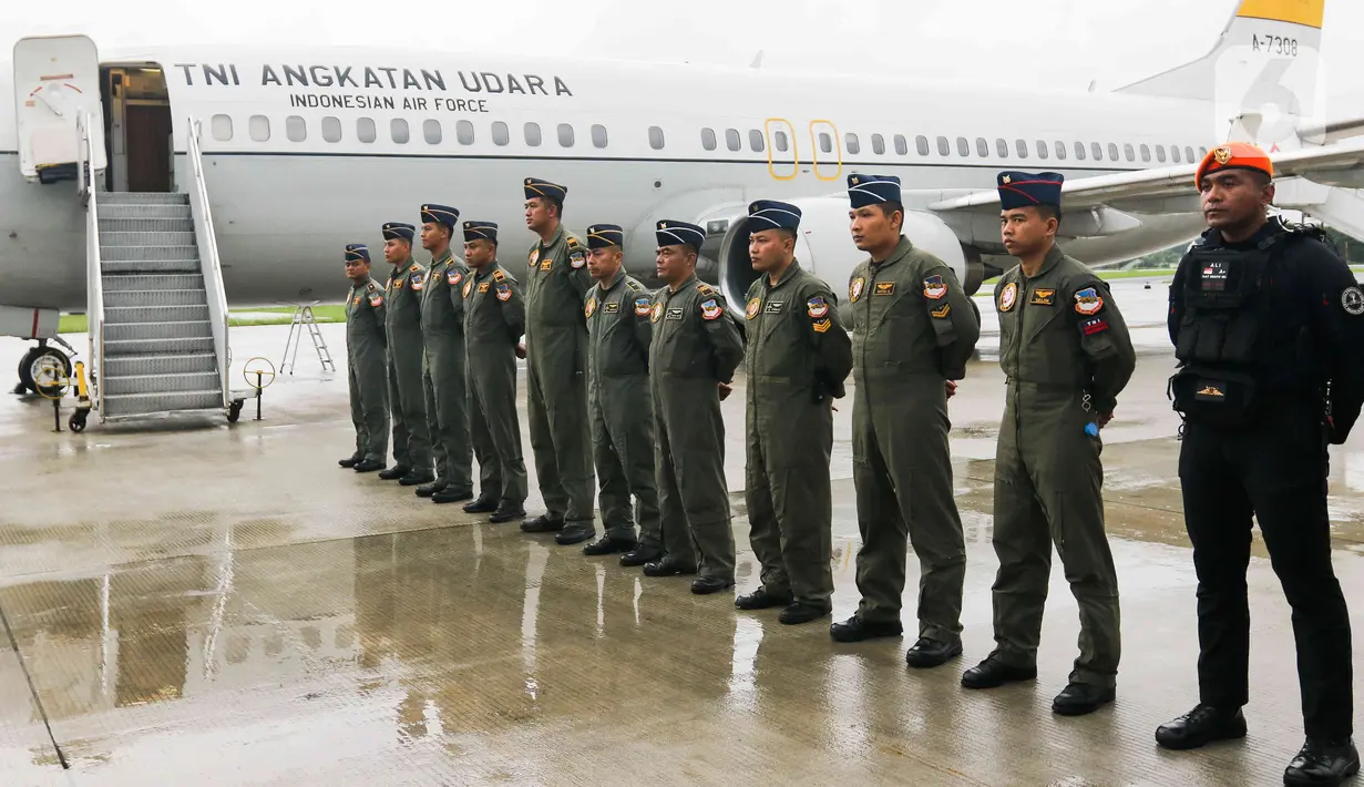 Petugas SAR gabungan mengikuti pelepasan misi kemanusian ke Turki di Lanud Halim Perdanakusuma, Jakarta, Sabtu (11/2/2023). Pemerintah mengirimkan bantuan logistik sebanyak lima ton dan personel gabungan tim pencarian dan penyelamatan (SAR) sebanyak 65 orang untuk membantu proses operasi SAR korban gempa di Turki. (Liputan6.com/Herman Zakharia)