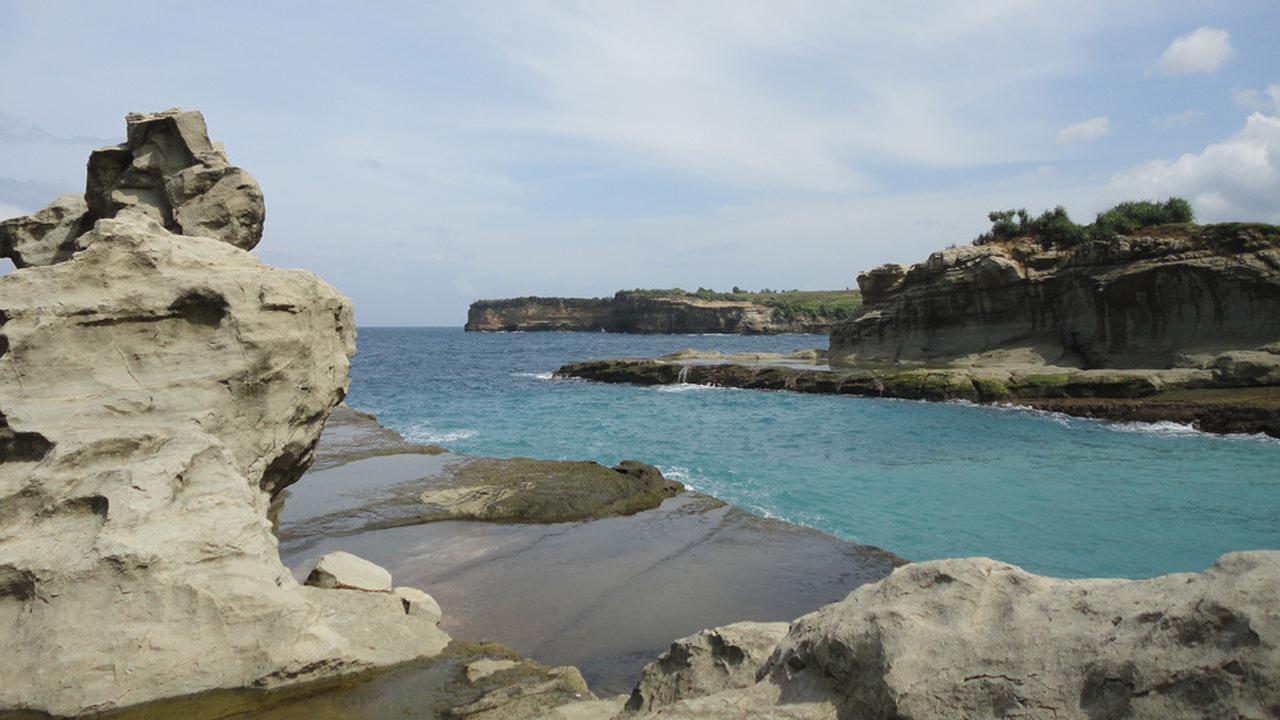 Pesona Pantai Klayar, Keindahan Pasir Putih dan Batu Karang Raksasa