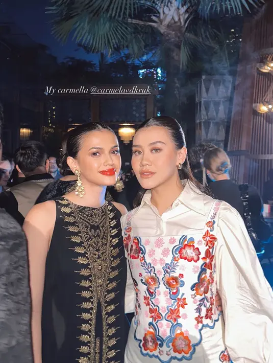 Aaliyah Massaid kenakan kemeja balloon sleeve putih dengan rok midi asimetris [@aaliyah.massaid]