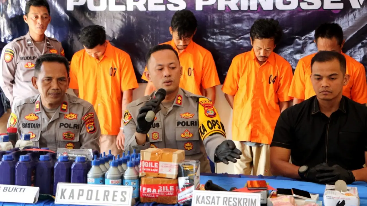 Jumpa pers pengungkapan kasus pencurian di sebuah rumah di wilayah hukum Polres Pringsewu.
