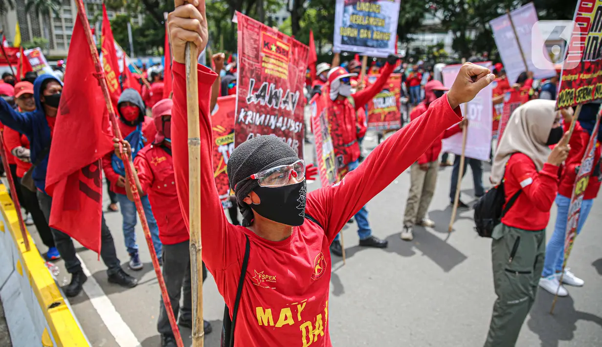 Massa dari berbagai elemen buruh berunjuk rasa di kawasan Patung Kuda, Jakarta, Kamis (22/10/2020). Dalam aksi yang digelar bertepatan dengan setahun pemerintahan Presiden Joko Widodo-Wapres Ma'ruf Amin itu massa meminta dikeluarkannya Perppu pencabutan UU Cipta Kerja. (Liputan6.com/Faizal Fanani)