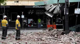 Petugas darurat dan penyelamatan memeriksa bangunan yang rusak setelah gempa di pusat perbelanjaan populer Chapel Street di Melbourne, Rabu (22/9/2021). Gempa magnitudo 5,8 melanda dekat Melbourne dan guncangannya terasa di sejumlah wilayah di Australia pada Rabu pagi. (William WEST/AFP)