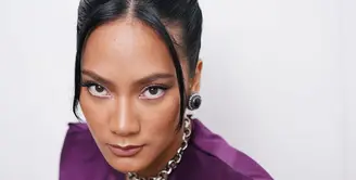 Setiap orang berhak memakai warna baju apa pun yang diinginkan, tapi tak ada salahnya memilih warna yang akan melengkapi skin tone kita. Seperti dark skin tones yang sangat reflektif dan berkilau dalam warna permata seperti amethyst yang dipakai Tara Basro lewat pilihan shade ungu tua. 
(Foto: Instagram @tarabasro)