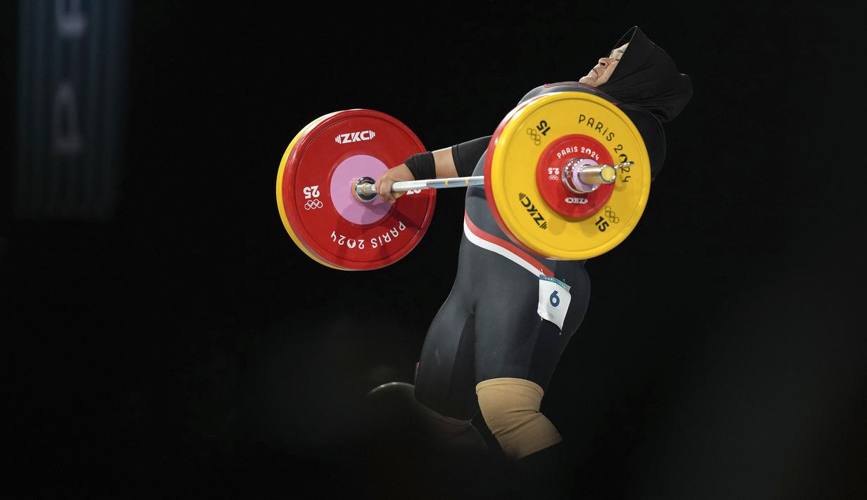 Lifter Indonesia, Nurul Akmal berkompetisi dalam cabang olahraga angkat besi +81kg putri Olimpiade Paris 2024 di South Paris Arena, Paris, Prancis, Minggu (11/08/2024). (AP Photo/Kin Cheung)