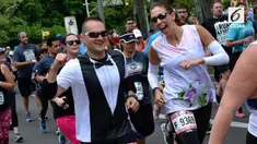 Keduanya menikah disaksikan sahabat dan keluarga yang ikut menonton lari maraton.