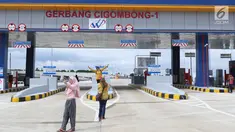 Beberapa warga berfoto berlatar gerbang tol Cigombong I di Cigombong, Kab Bogor, Jawa Barat, usai diresmikan, Sabtu (1/12). Ruas panjang tol Ciawi-Sukabumi Seksi I Ciawi-Cigombong sejauh 15,3 kilometer. (Liputan6.com/Helmi Fithriansyah)