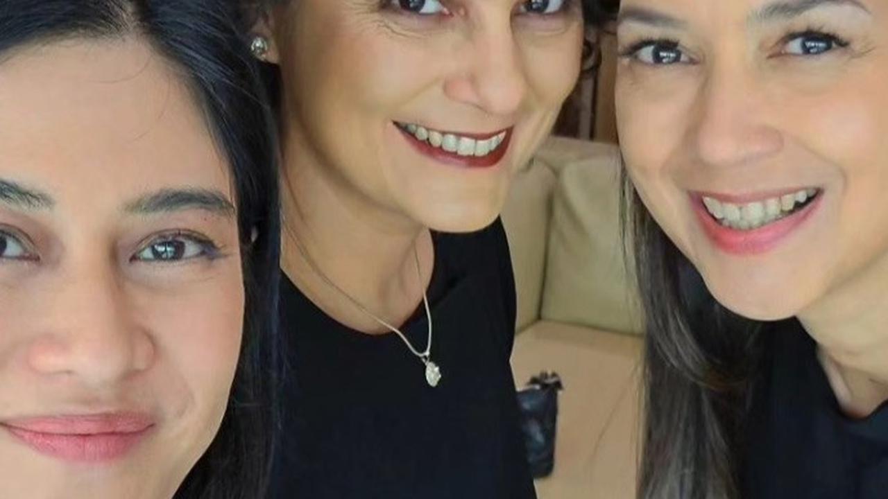 Ira juga terlihat tak menua saat melakukan sesi foto bersama Dian Sastro dan Dominique Sanda. <br><br>Ketiganya memiliki latar belakang yang sama, yaitu alumni SMA Tarakanita I.
