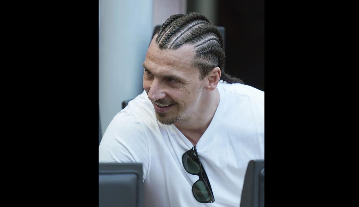 Pemain AC Milan, Zlatan Ibrahimovic terlihat di bangku cadangan saat laga pekan ke-34 Liga Italia 2022/2023 antara AC Milan melawan Lazio di San Siro, Milan, Sabtu (06/05/2023). Pemain asal Swedia tersebut harus menepi dari lapangan akibat cedera betis. (AP/LaPresse/Spada)