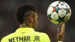 Aksi Neymar saat bertandang  di kandang Bayern Muenchen Stadion Allianz Arena. (Reuters/Ina Fassbender