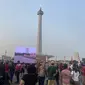 Warga mulai memadati Monumen Nasional jelang Gemilang Silang Monas yang menjadi rangkaian acara dalam memperingati Hari Ulang Tahun ke-78 Republik Indonesia (HUT ke-78 RI). (Liputan6.com/Muhammad Radityo Priyasmoro)