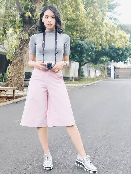 Terlihat santai, outfit yang memadukan turtleneck dan celana kulot ini cukup nyaman untuk jalan-jalan. (Instagram: Maudyayunda)