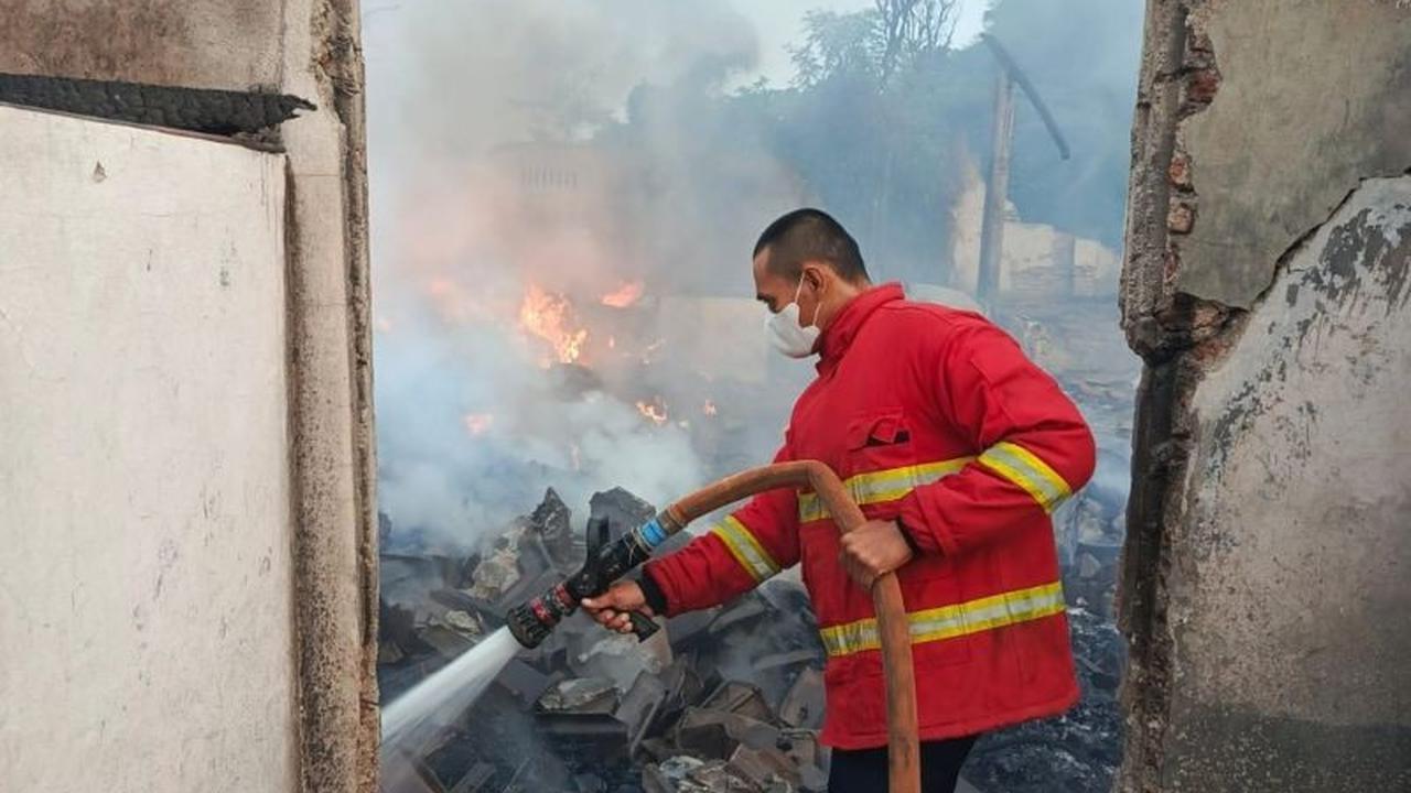 Kerugian Rp1,5 Miliar Akibat Kebakaran Gudang Demak: Satpol PP Berhasil Padamkan Api