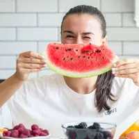 Ilustrasi perempuan sedang makan buah semangka/copyright freepik.com/pvproductions