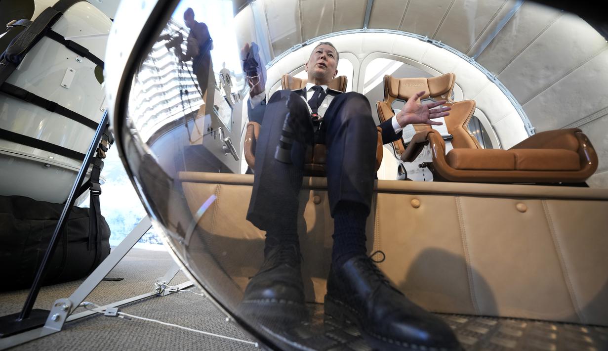 Kepala Humas perusahaan startup Jepang, Iwaya Giken, Raita Naka berbicara setelah acara pembukaan saat dia menaiki kabin dua tempat duduk yang menurut perusahaan startup tersebut mampu naik ke ketinggian 15 mil, yang kira-kira sama dengan tengah stratosfer, selama konferensi pers di Tokyo, Selasa, 21 Februari 2023. Perusahaan startup Jepang mengumumkan rencana Selasa untuk meluncurkan penerbangan balon pengamatan ruang angkasa komersial yang diharapkan akan membawa pengalaman yang sangat mahal ke bumi. (Foto AP/Eugene Hoshiko)