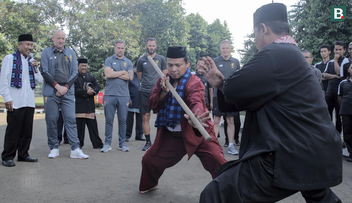 Legenda Liverpool, Gary McAllister, Jason McAteer, dan Patrik Berger menyaksikan ritual Palang Pintu di Kawasan Perkampungan Betawi Setu Babakan, Jakarta (9/9/2018). (Bola.com/Peksi Cahyo)
