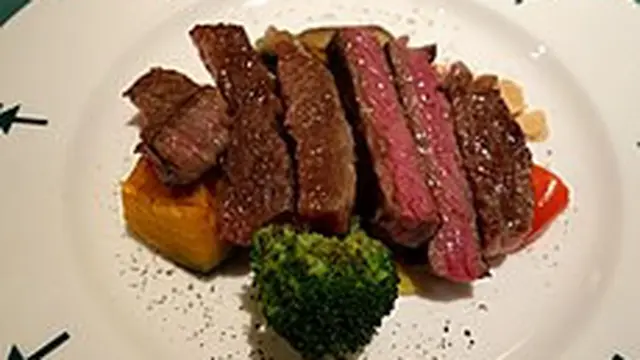 Sepiring steak daging yang sudah dipotong-potong