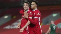 Penyerang Liverpool asal Portugal, Diogo Jota (kiri), merayakan gol kedua mereka bersama bek Liverpool asal Inggris, Trent Alexander-Arnold (kanan), selama pertandingan Liga Primer Inggris antara Liverpool dan Sheffield United di Anfield, Liverpool, Inggris barat laut pada 24 Oktober 2020. (Peter Byrne/POOL/ AFP)
