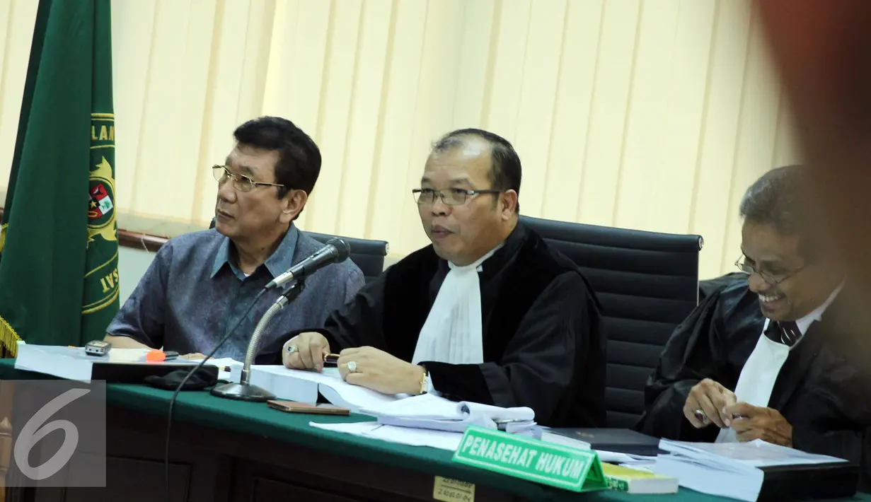 Willy Sebastian Liem (kiri) bersama kuasa hukumnya saat mengikuti sidang di Pengadilan Tipikor Jakarta, Senin (29/6/2015). Agenda sidang tersebut guna mendengarkan keterangan saksi dari pihak Pertamina. (Liputan6.com/Helmi Afandi)
