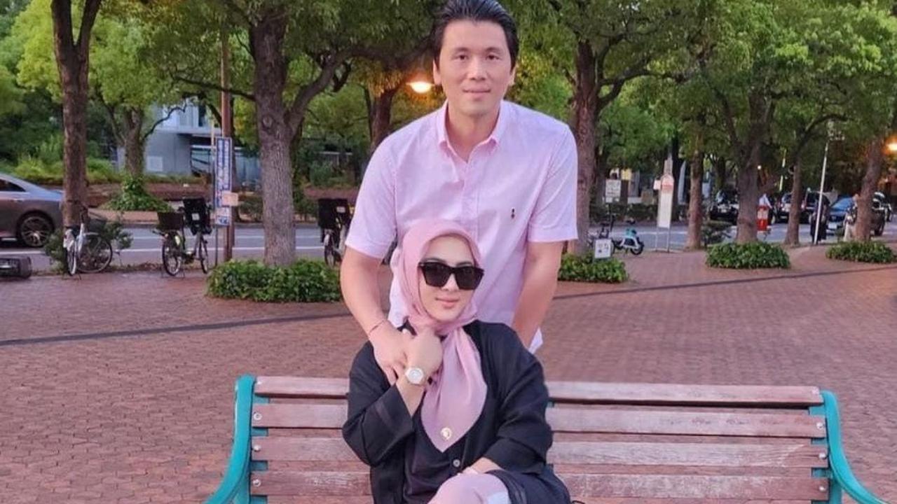 Saat berfoto dengan sang suami di sebuah taman, wanita asal Sukabumi ini terlihat mengenakan pakaian hitam yang dipadukan dengan celana dan hijab warna soft. Di sampingnya tampak tas branded berwarna putih yang diketahui bermerek Chanel.