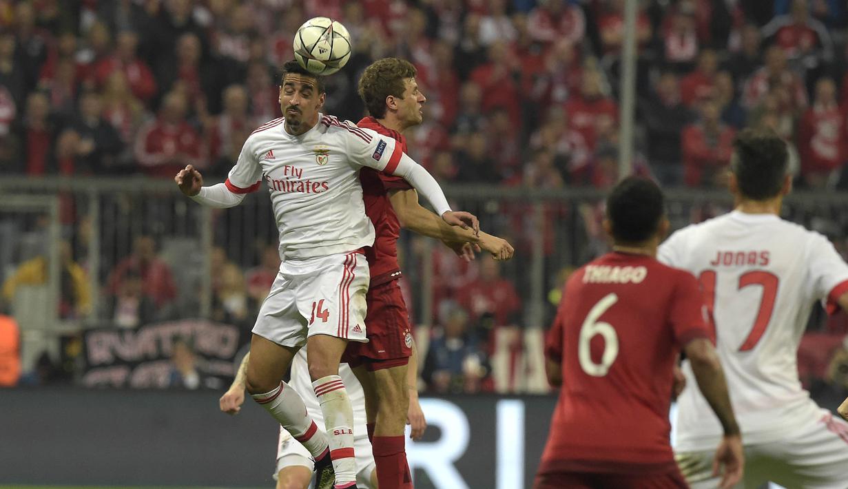 Bek Benfica, Victor Lindelof, duel udara dengan gelandang Bayern Munchen, Thomas Mueller pada Perempat final Liga CHampions di Allianz Arena, Munich (5/4/2016). (AFP/Tobias Schwarz)