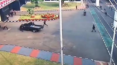 Momen Nekat Pikap Terobos Gerbang Pancasila DPR Saat Demo 27 Agustus